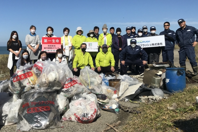 秋田エコプラッシュの海浜清掃の取り組みの様子